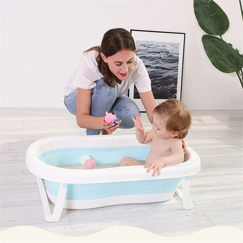 Un moment de joie : une maman jouant avec son bébé dans une petite piscine gonflable intérieure, créant une délicieuse expérience BABY PREMA Baignoire Pliable Bébé avec Thermomètre.
