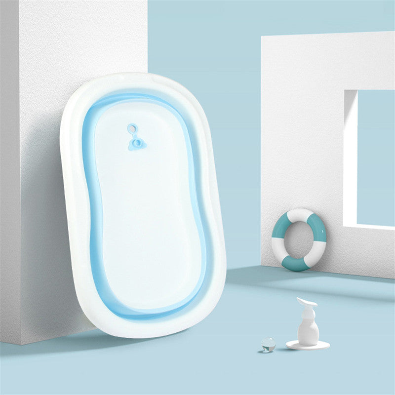 Une image de style minimaliste mettant en vedette une baignoire pour bébé Baby Prema blanche et bleue, placée contre un fond gris avec des formes géométriques.