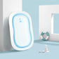 Une baignoire Baby Prema minimaliste et nécessaire pour bébé dans un cadre serein et moderne avec des accents doux bleus.