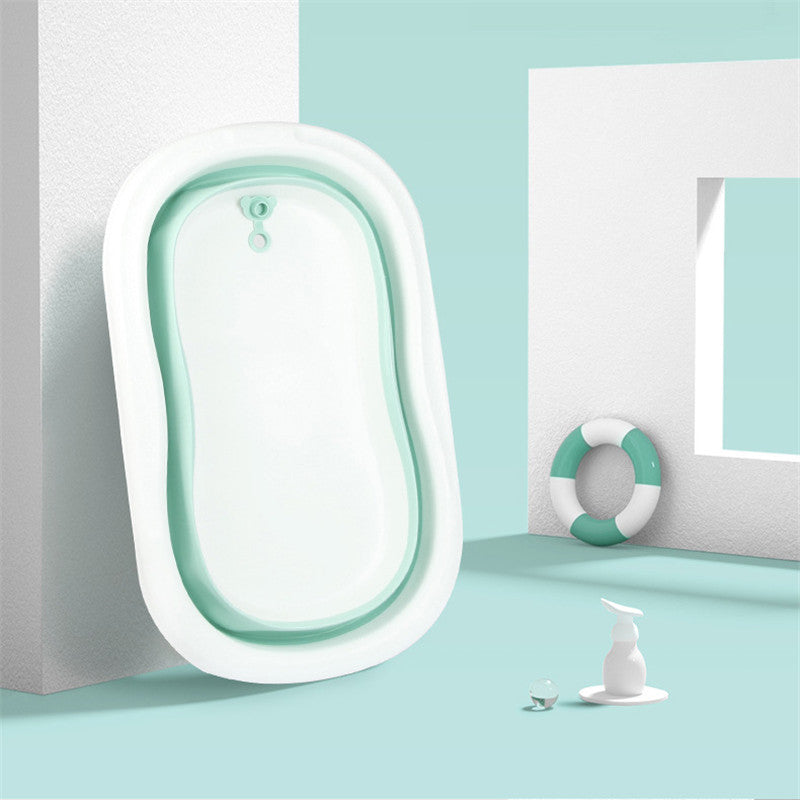 Conception de salle de bain minimaliste comprenant une baignoire ovale avec des luminaires élégants contre un mur bicolore, accompagnée d'un tabouret élégant, d'un anneau à serviette et d'accessoires Baby Prema.