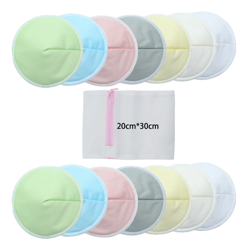 Une collection de serviettes nettoyantes pour le visage rondes colorées, idéales pour l'hygiène bébé, présentées sur deux rangées, accompagnées d'un sac à linge blanc avec fermeture éclair rose, dimensions précisées à 20 cm par Coussinets d'allaitement - Baby Prema par BABY PREMA.