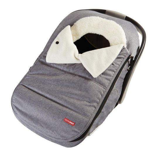Confortable Couverture Siège Auto & Poussette Bébé BABY PREMA avec une douce housse doublée en peau de mouton dans un ton gris neutre, procurant chaleur et confort pour les bébés.