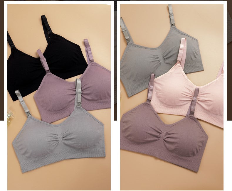 Une sélection de quatre soutiens-gorge Soutien Allaitement doux Uni de BABY PREMA à pose plate, déclinés en deux modèles différents dans des tons noir et pastel, l'un délicatement orné d'un motif « plume ».