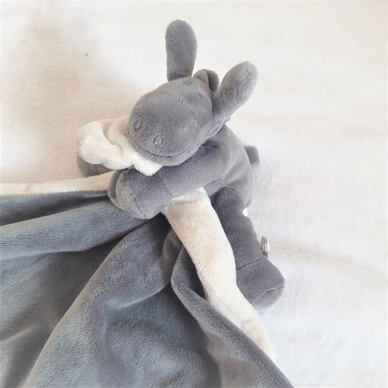 Get trendy with Doudou Attache sucette Anthracite - Noukies - doudou bébé available at BABY PREMA. Grab yours for €19.99 today!