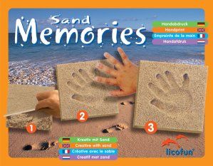 Un produit appelé "Sand Mémories - Emprunt Main - Licofun" de LICOFUN montre comment créer des souvenirs d'empreintes de mains dans le sable. Présentant une scène de plage et des instructions étape par étape avec des images, ce souvenir créatif montre la fabrication de l'empreinte de la main, l'enfoncement dans le sable naturel et le produit fini. Le texte est en plusieurs langues.