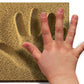 La main d'un enfant est placée sur l'empreinte d'une main plus grande sur une surface sablonneuse, montrant une comparaison de taille. L'empreinte sablonneuse texturée et détaillée, réalisée à partir de Sand Souvenirs - Emprunt Main - Licofun by LICOFUN, capture la forme et les contours des doigts et de la paume, ce qui en fait une pièce idéale pour des souvenirs créatifs ou une décoration unique.