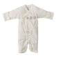 Une combinaison bébé Dors Bien Pieds Préma beige douillette de BABY PREMA avec des boutons pression, nécessaires à l'hygiène de bébé, et de jolies appliques de visages d'animaux sur fond blanc.