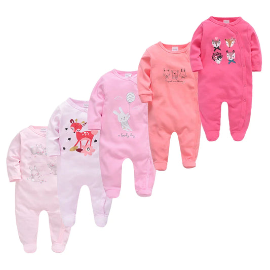Une collection d'adorables grenouillères pour bébé dans différentes nuances de rose, chacune présentant différents motifs d'animaux mignons pour le Lot de 5 Pyjama Bébé Coton de BABY PREMA.