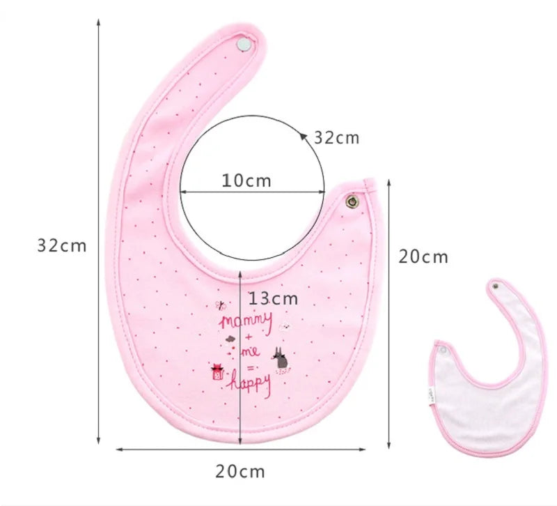 Une photo montrant deux tailles de *Lot de 3 pièces Bavoirs Bébé* rose de **BABY-PREMA**, en coton de haute qualité, avec dimensions. Le plus grand bavoir mesure 32 cm de long et 20 cm de large, avec une ouverture de cou de 10 cm, et comporte le texte « maman, je suis heureuse ». Le plus petit *Lot de 3 pièces Bavoirs Bébé* mesure 20 cm de long et a une ouverture de cou de 6 cm.