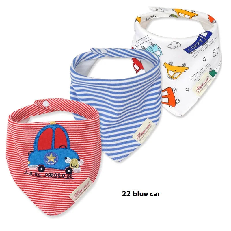 Image de trois bavoirs bandana pour bébé dans des designs différents. Le premier dossard est rayé de rouge et blanc avec une voiture bleue et porte un insigne étoile rouge. Le deuxième bavoir est rayé bleu et blanc. Le troisième bavoir est blanc avec des imprimés d'avions colorés. Chaque Lot de 3 pièces Bavoirs Bébé de BABY-PREMA est doté d'une fermeture à pression, le tout fabriqué à partir de coton de haute qualité. Le texte indique "22 voitures bleues.