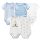 Cinq combinaisons assorties pour bébé, dont une bleue rayée, une bleue claire unie, une blanche unie et deux avec des motifs de tipi, dont l'une dit « HAPPY CAMPER ». Ces BABY PREMA Lot 5 Bodys Coton | Imprimés Manches Courtes propose des bodys en coton imprimés avec des bodys manches courtes pour un confort ultime.