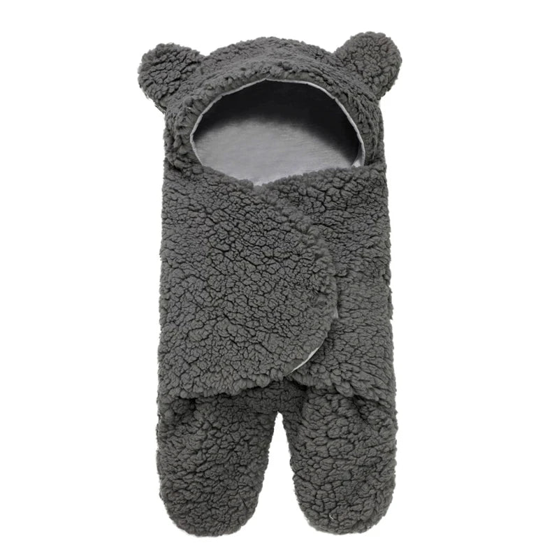 Une couverture bébé doux confortable BABY-PREMA en forme d'ours pour bébés, avec une capuche fournie d'oreilles d'ours, un accessoire bébé essentiel pour.