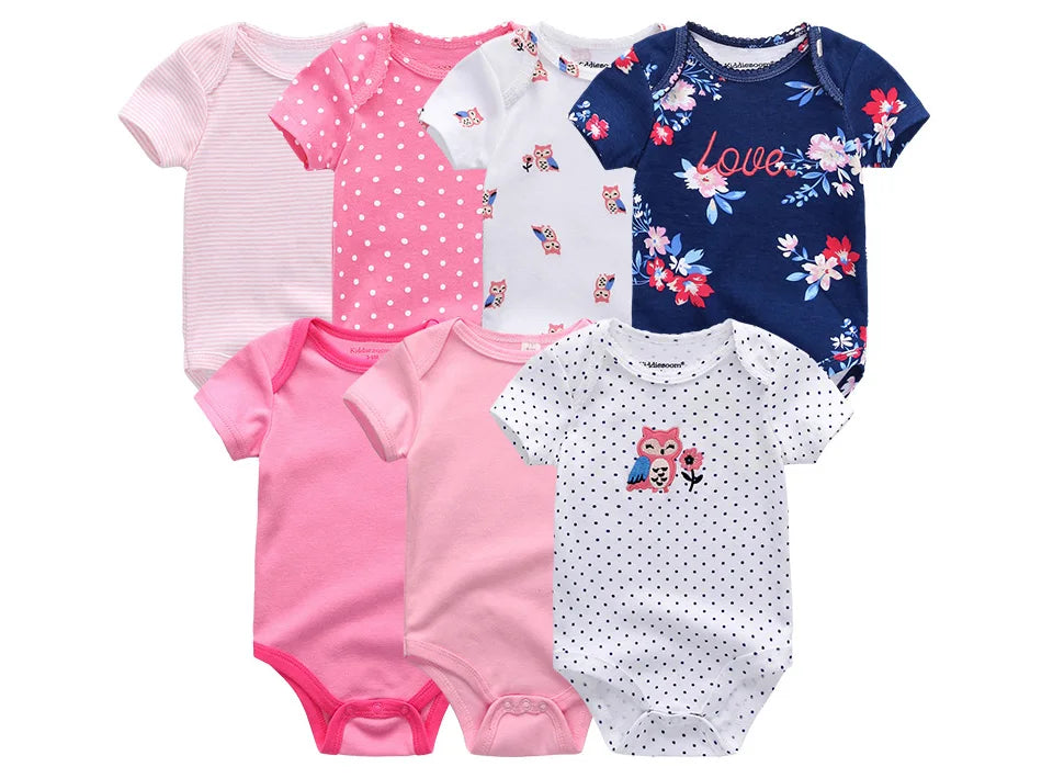 Un Lot de 6 Pièces Body Coton Bébé dans différents designs, dont du rose uni, des rayures roses, des pois, des motifs floraux et un avec des graphismes de hibou. Ces bodys en coton sont des vêtements bébé parfaits avec des manches courtes confortables pour les aventures quotidiennes de votre tout-petit. Nom de marque: BÉBÉ PREMA