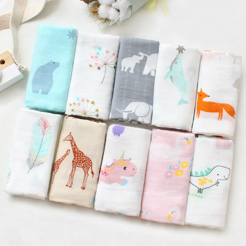 Une collection de Lange Mousseline Coton Bio | Mouchoirs Emmaillotage de Bébé présentant de jolies illustrations d'animaux et de nature soigneusement présentées en rangées, parfaits pour les enfants de BABY PREMA.