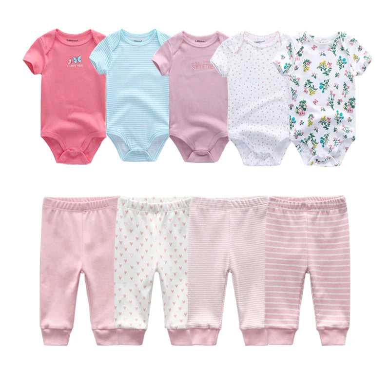 L'image montre un Kit Ensemble Body Pantalons Bébé de BABY PREMA comprenant cinq combinaisons colorées et cinq paires de pantalons assortis. Les combinaisons comprennent des motifs roses, à rayures bleues, violet clair, blancs avec de minuscules points et des motifs floraux. Le pantalon présente divers motifs roses et blancs. Tous sont fabriqués en coton doux et respirant.