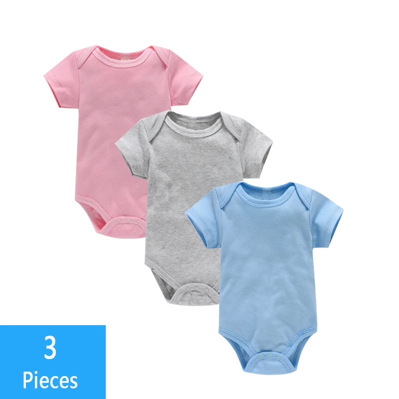 Trois combinaisons pour bébé en rose, gris et bleu en coton doux. Une étiquette dans le coin inférieur gauche indique « 3 pièces ». Doté de fermetures à pression faciles à utiliser pour un changement rapide des couches. Nom du produit : Lot de Bodies 3 Pièces Pour Bébé Unisexe. Nom de marque: BÉBÉ PREMA.