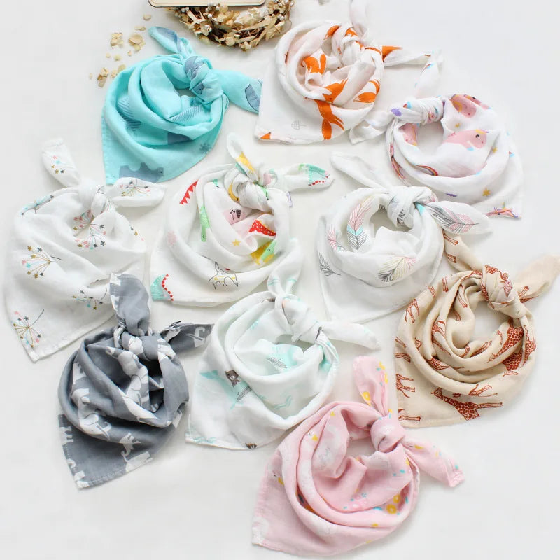 Une collection de turbans pour bébés doux et colorés avec divers motifs disposés en cercle sur fond blanc, conçus spécifiquement pour les bébés prématurés BABY PREMA.