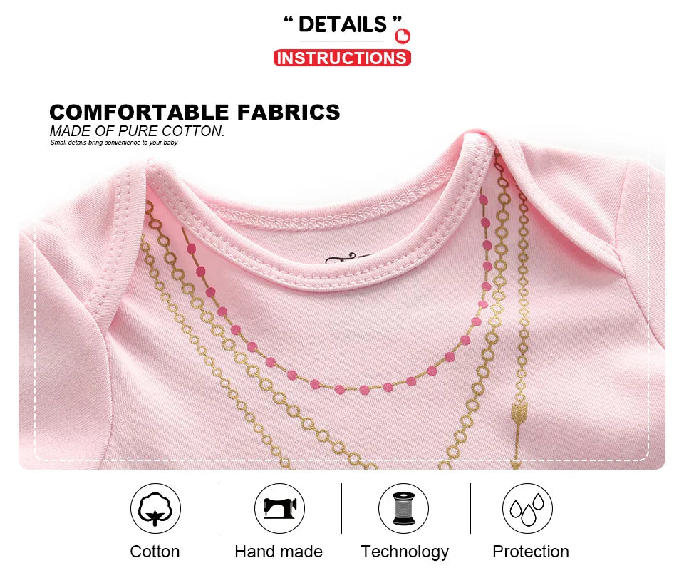 Combinaison bébé rose avec motif imprimé collier doré et rose. Le texte lit : « Tissus confortables en pur coton. » Les icônes ci-dessous indiquent le coton, le fait main et la technologie. Ce Lot Body Bébé 6 Pièces en Coton de BABY PREMA présente un col rond et des manches longues pour plus de chaleur et de style.