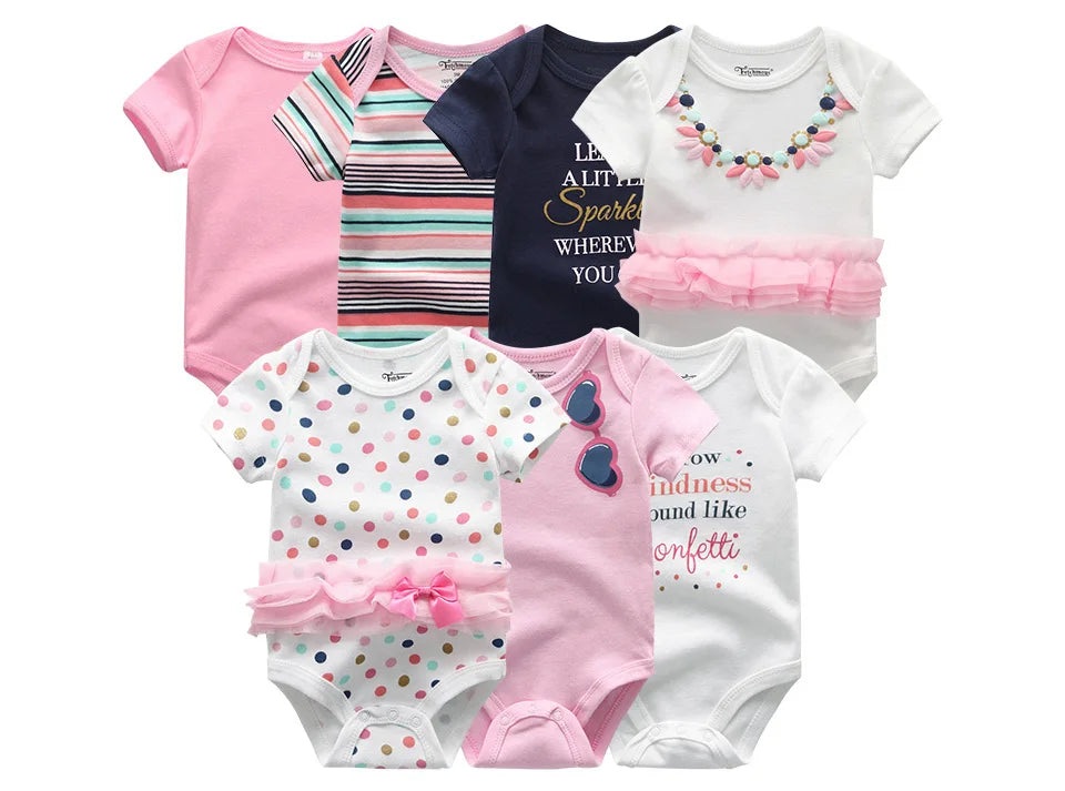 Un ensemble de six grenouillères pour bébé, dont le Lot de 6 Pièces Body Coton Bébé de BABY PREMA avec divers motifs tels que des rayures, des pois, des couleurs unies et du texte imprimé. Certains comportent des détails de tutu et d’autres éléments décoratifs comme des textes et des formes de cœur. Ces vêtements pour bébé sont parfaits pour toutes les occasions.