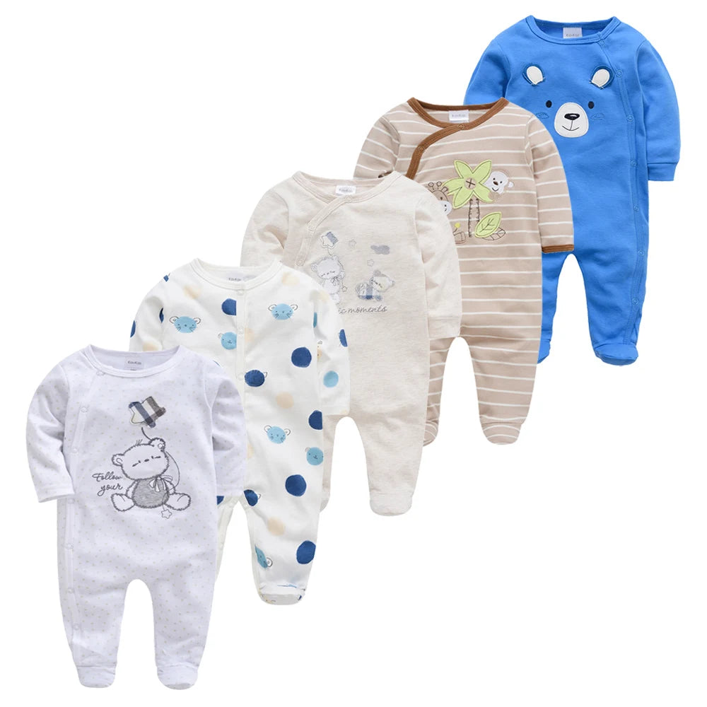 Une collection de quatre petits pyjamas BABY PREMA colorés et colorés avec divers motifs d'animaux et de personnages.