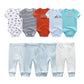 Cette image montre un Kit Ensemble Body Pantalons Bébé de BABY PREMA, comprenant huit tenues pour bébé comprenant quatre bodys et quatre pantalons. Les bodys présentent divers motifs et textes, tandis que les pantalons sont disponibles en rayures et en couleurs unies. Fabriqué en coton doux et respirant, les couleurs sont principalement le bleu, le blanc, l'orange et le gris.