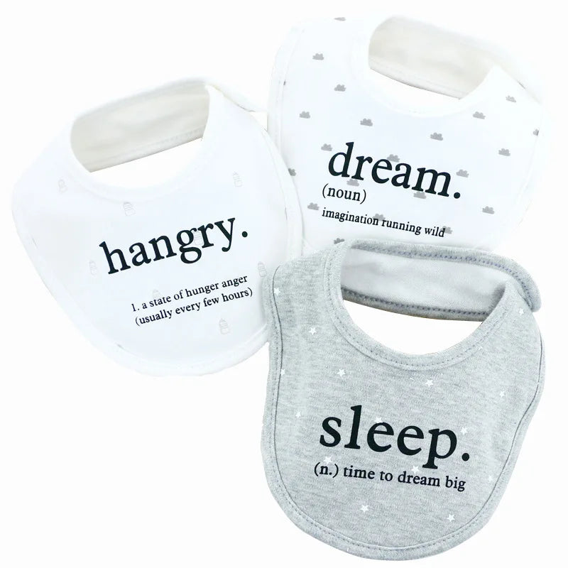 Découvrez notre Lot de 3 pièces Bavoirs Bébé BABY-PREMA en coton adorables : Le bavoir blanc à gauche affiche "hangry. 1. un état de faim colérique (généralement toutes les quelques heures)," le bavoir blanc au milieu lit "dream. ( nom) l'imagination qui s'emballe," et le bavoir gris déclare "sleep (n.) temps de rêver grandement.