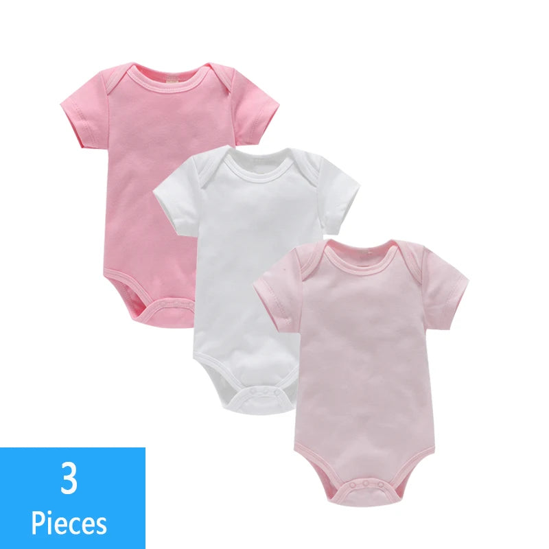 Trois bodys bébé aux couleurs unies : un rose, un blanc et un rose clair, disposés en rangée. Fabriqué en coton doux avec des fermetures à pression pratiques. Une étiquette bleue dans le coin indique « 3 pièces ». Ce Lot de Bodies 3 Pièces Pour Bébé Unisexe de BABY PREMA est parfait pour le confort et le style de votre tout-petit.