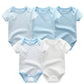 Cinq combinaisons à manches courtes pour bébé en bleu clair et blanc, présentant divers motifs, dont des rayures, des couleurs unies et des imprimés d'étoiles, sont exposées dans une rangée. Cet adorable Pack de 5 Bodies Coton Doux Bébé de BABY PREMA constitue un cadeau de naissance parfait pour tout bébé.