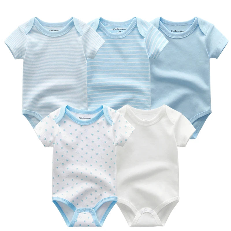 Cinq combinaisons à manches courtes pour bébé en bleu clair et blanc, présentant divers motifs, dont des rayures, des couleurs unies et des imprimés d'étoiles, sont exposées dans une rangée. Cet adorable Pack de 5 Bodies Coton Doux Bébé de BABY PREMA constitue un cadeau de naissance parfait pour tout bébé.