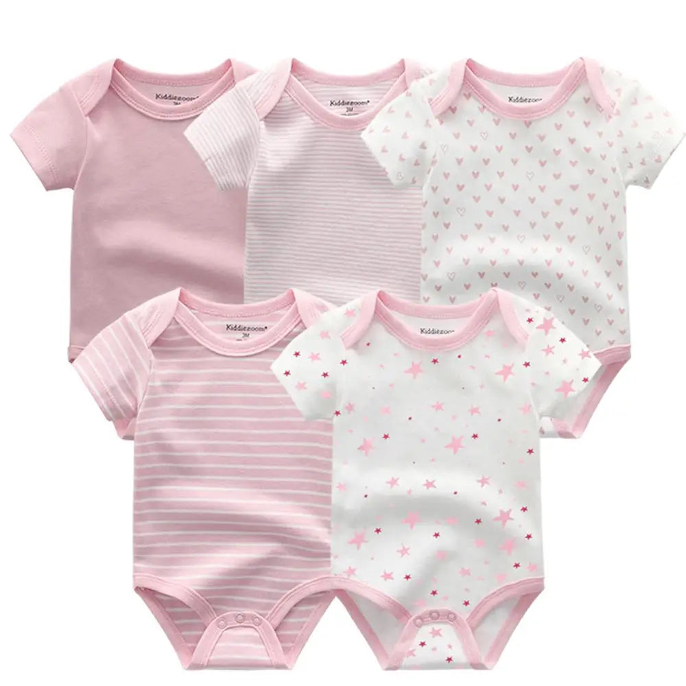 Cinq grenouillères pour bébé à manches courtes dans divers motifs roses et blancs, dont unis, rayés, cœurs et étoiles – un cadeau parfait pour les nouveaux parents cherchant à rehausser la garde-robe de bébé avec ces adorables Pack de 5 Bodies | Coton Doux Bébé de BABY PREMA.