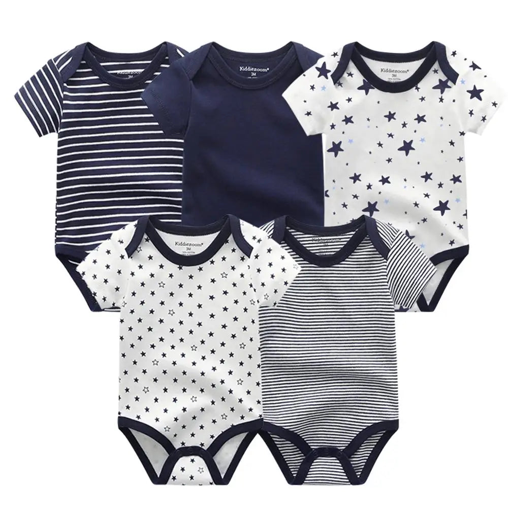 Cinq combinaisons pour bébé avec des bordures bleu marine présentant divers motifs : rayures, bleu marine uni, étoiles et une combinaison d'étoiles et de rayures. Ces *Pack de 5 Corps | Coton Doux Bébé* de *BABY PREMA* est un cadeau parfait pour les nouveaux parents à ajouter à leur garde-robe de bébé.