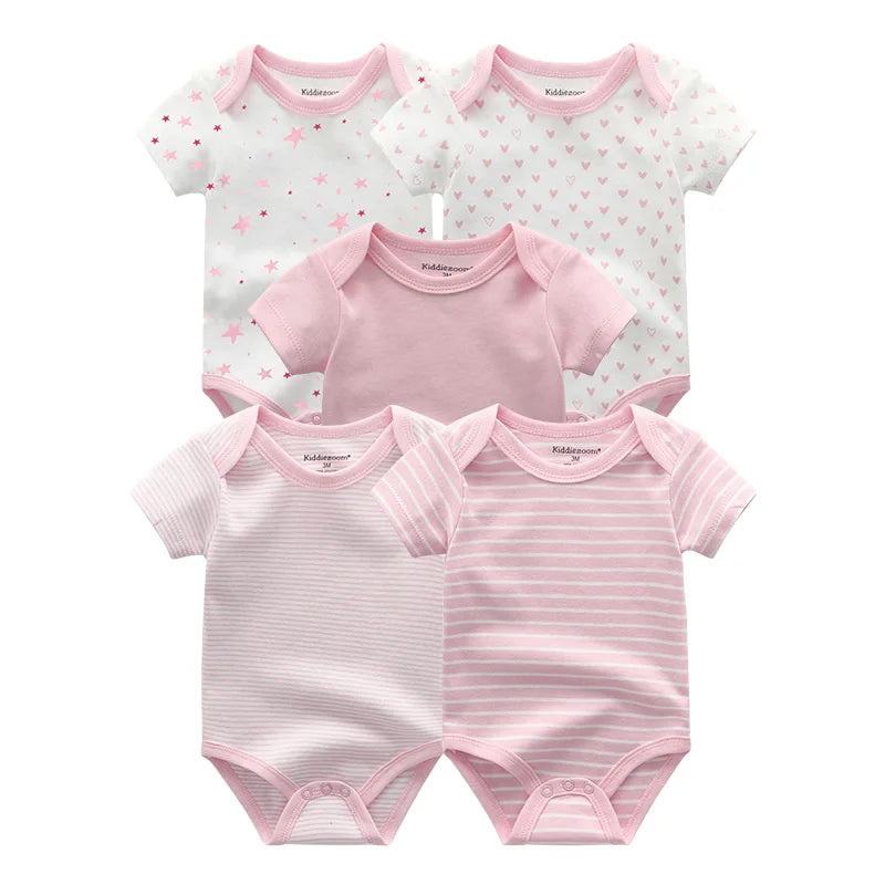 Cinq combinaisons pour bébé roses et blanches avec divers motifs, notamment des étoiles, des cœurs, du rose uni et des rayures, sont présentées. Ces BABY PREMA Lot 5 Bodys Coton | Les Imprimés Manches Courtes présentent des manches courtes parfaites pour le confort de votre tout-petit.