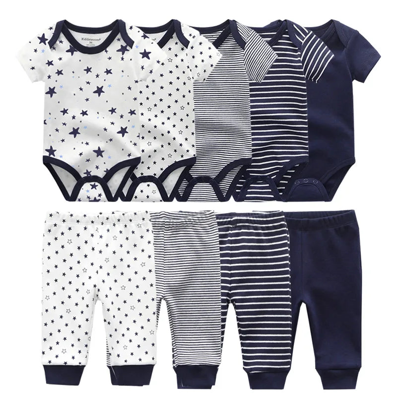 Une collection de vêtements pour bébé comprenant cinq combinaisons et cinq pantalons. Les vêtements sont dans une palette de couleurs bleu marine, blanc et gris, avec divers motifs tels que des étoiles, des rayures et des couleurs unies. Fabriquées en coton doux et respirant, les tenues du Kit Ensemble Body Pantalons Bébé de BABY PREMA sont soigneusement disposées sur deux rangées.