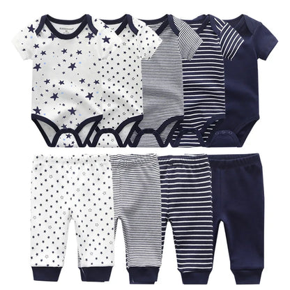 Un ensemble de six grenouillères pour bébé et six pantalons, confectionnés à partir de bodys en coton, présentant des motifs bleus, blancs, étoiles et rayures répartis sur deux rangées. Le Pack Pantalons & Bodies Bébé de BABY PREMA propose des ensembles nouveau-nés parfaits pour la garde-robe de votre tout-petit.
