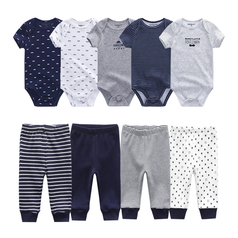 Une collection de vêtements pour bébé comprenant cinq combinaisons à manches courtes et cinq pantalons. Fabriqué à partir de coton doux et respirant, le Kit Ensemble Body Pantalons Bébé de BABY PREMA comprend divers motifs tels que le bleu marine uni, le blanc avec de petits imprimés, le gris, les rayures et les motifs graphiques. Le pantalon présente des couleurs et des motifs assortis.