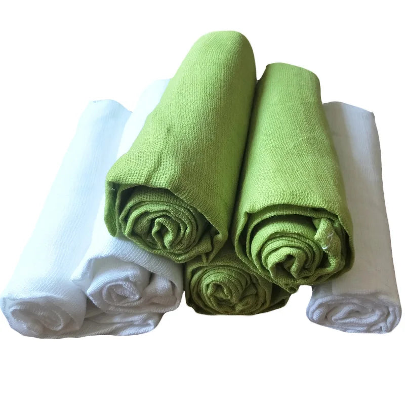 Un ensemble de serviettes Langes Couvertures & Couches Bébé en Coton soigneusement roulées avec deux serviettes blanches sur les côtés et deux serviettes vertes au centre, disposées sur un fond blanc, parfaites pour le bain d'un enfant par BABY PREMA.