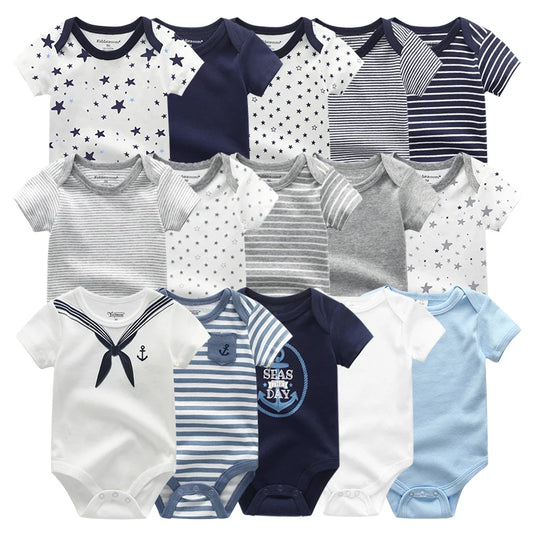 Une collection de treize bodys pour bébé en coton à manches courtes dans divers motifs bleus, blancs et gris, y compris des rayures, des étoiles et des thèmes nautiques avec des fermetures pratiques à boutons-pression, le tout disposé dans une grille : Lot 5 Bodys Coton | Imprimés Manches Courtes par BABY PREMA.