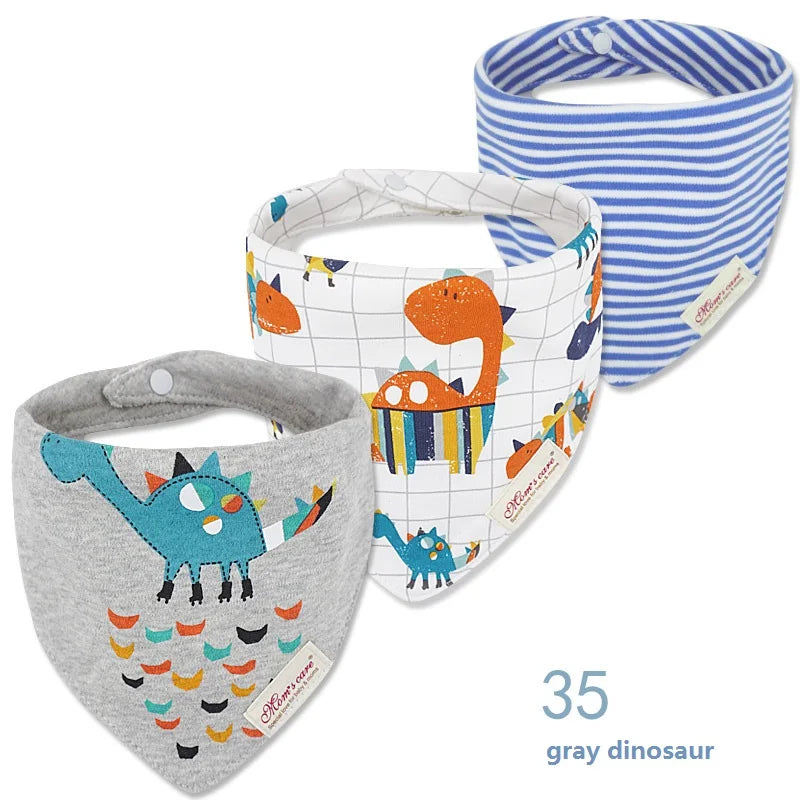 Trois Lot de 3 pièces Bavoirs Bébé sont exposés. Le premier bavoir est gris avec un dinosaure et des motifs colorés, confectionné en coton de haute qualité. Le deuxième bavoir présente un dinosaure orange et des motifs triangulaires multicolores sur fond blanc. Le troisième bavoir présente des rayures bleues et blanches. Le chiffre « 35 » et le texte « dinosaure gris » sont affichés.

Marque : BABY-PREMA