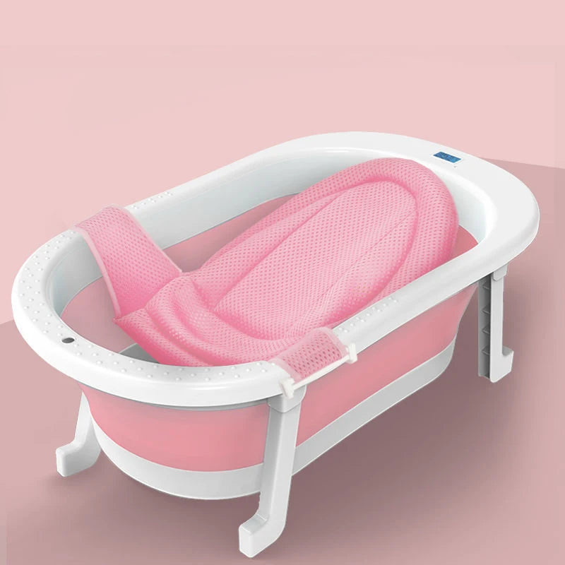 Un Baignoire Pliable en Silicone pour Bébé moderne avec un insert rose doux, conçu pour le confort et la sécurité des nourrissons pendant le bain, placé sur un fond rose clair de la marque BABY PREMA.