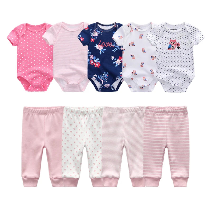 Un ensemble de vêtements pour bébé comprenant sept combinaisons à manches courtes et sept pantalons. Les combinaisons présentent divers motifs, tels que des pois, des rayures, des fleurs et un imprimé hibou. Les pantalons en coton doux et respirant se déclinent en rose, blanc et rayé pour un confort ultime. Présentation du Kit Ensemble Body Pantalons Bébé de BABY PREMA.