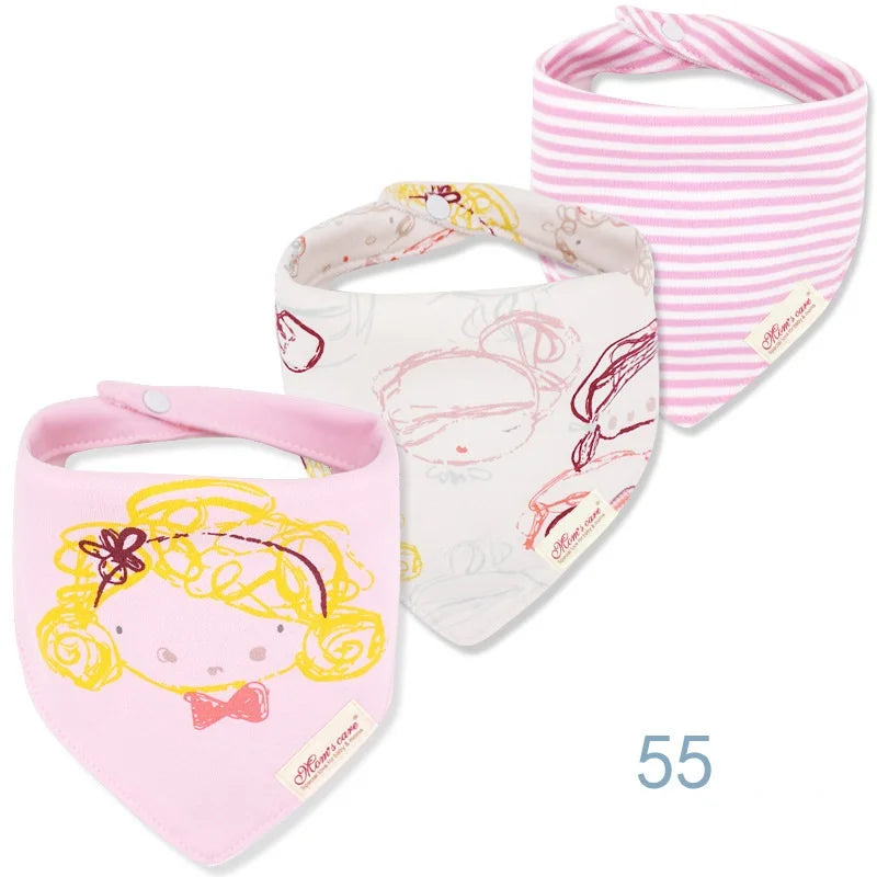 Trois bavoirs bébé sont exposés. Le premier, un bandana bavoir rose, présente une jolie illustration de fille. Le deuxième est blanc avec divers dessins sur le visage et le troisième est rose avec des rayures blanches. Tous les Lot de 3 pièces Bavoirs Bébé de BABY-PREMA ont des fermetures à pression et sont fabriqués à partir de coton de haute qualité. Le chiffre « 55 » se trouve dans le coin inférieur droit.