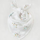 Un bandana blanc au délicat motif floral noué sur fond uni, parfait pour un enfant, Lange Mousseline Coton Bio | Emmaillotage de Bébé de BABY PREMA.