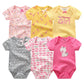 Six combinaisons pour bébé de différentes couleurs et motifs, dont du rose, du jaune et du gris, avec divers motifs tels que des pois, des animaux et le texte « Mommy's Girl ». Ce Lot de 6 Pièces Body Coton Bébé de BABY PREMA est fabriqué à partir de bodys bébé en coton doux pour un confort ultime.