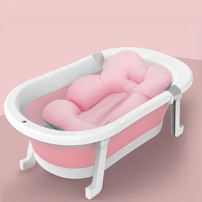 Une Baignoire Pliable en Silicone pour Bébé rose de la marque BABY PREMA avec un insert de siège ergonomique pour nourrir sur un fond pâle.