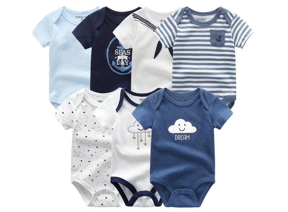 Un ensemble de sept grenouillères pour bébé dans divers motifs bleus et blancs, notamment des rayures, des motifs nuageux et des thèmes nautiques. Ce Lot de 6 Pièces Body Coton Bébé de BABY PREMA est parfait pour la garde-robe de votre tout-petit.