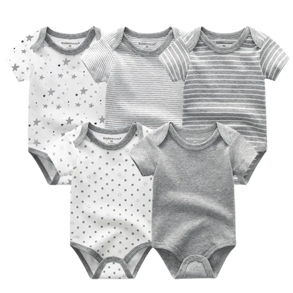 Cinq bodys bébé aux motifs variés gris et blancs (étoiles, rayures, uni) disposés sur deux rangs. Ce Pack de 5 Bodies Bébé Coton Doux de BABY PREMA sont fabriqués en coton doux et se déclinent en tailles de 0 à 24 mois.