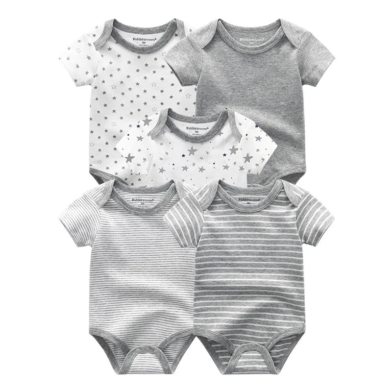 Cinq grenouillères pour bébé dans des tons neutres, dont deux en gris, deux à rayures grises et blanches et un à motif d'étoiles blanches. Ces Lot 5 Bodys Coton | Les Imprimés Manches Courtes de BABY PREMA sont parfaits pour la garde-robe de votre tout-petit.