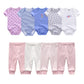 Une collection de vêtements pour bébé de BABY PREMA comprenant six combinaisons à manches courtes et cinq paires de pantalons. Le Kit Ensemble Body Pantalons Bébé présente différents motifs et couleurs, notamment des cœurs, des rayures et des couleurs unies avec des imprimés dans un coton doux et respirant. Les pantalons comprennent divers modèles tels que des rayures et des couleurs unies, principalement en rose et blanc.