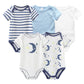 Cinq combinaisons pour bébé de différents motifs et couleurs, dont des rayures, du bleu clair uni, du blanc uni et un motif avec des lunes et des étoiles. Ces Lot 5 Bodys Coton | Les Imprimés Manches Courtes de BABY PREMA sont des vêtements pour bébé parfaits pour la garde-robe de tout petit.