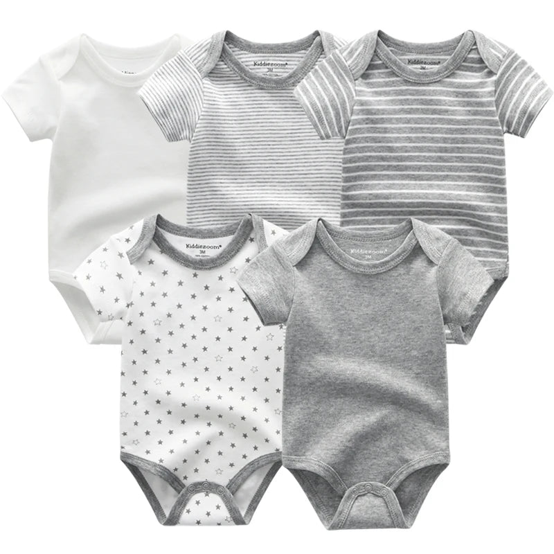 Cinq **Pack de 5 Bodies Bébé Coton Doux** de **BABY PREMA** sont présentés, avec des motifs variés : uni blanc, gris, blanc étoiles, gris et rayures blanches et gris avec rayures blanches. Ces adorables bodys pour bébé sont disponibles dans des tailles allant de 0 à 24 mois.